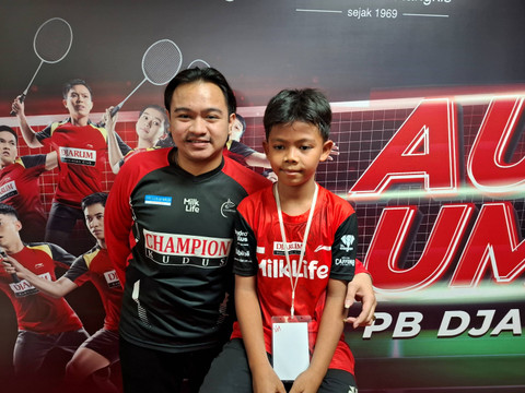 Coach Erick Eriawan dan peserta asal Sorong La Ode Muhammad Ahsan di tengah Audisi Umum PB Djarum 2024 di GOR Djarum Jati, Kudus, Jawa Tengah, Jumat (13/9/2024). Foto: Katondio Bayumitra Wedya/kumparan