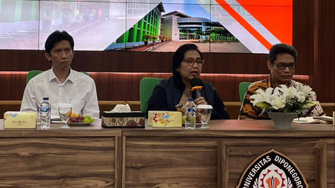 Dekan Fakultas Kedokteran Universita Universitas Diponegoro Yan Wisnu Prajoko (kiri) bersama anggota Komisi IX DPR RI, Irma Suryani Chaniago (tengah) dan Direktur Layanan Operasional RS Kariadi Mahabara Yang Putra (kanan) dalam jumpa pers. Foto: Intan Alliva/kumparan