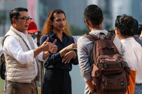 Bakal calon Gubernur DKI Jakarta Ridwan Kamil berbincang dengan teman penyandang disabilitas saat kegiatan Jejak Langkah Inklusi RIDO bersama Teman Disabilitas di Halte Transjakarta Tosari, Jakarta, Jumat (13/9/2024). Foto: Asprilla Dwi Adha/ANTARA FOTO