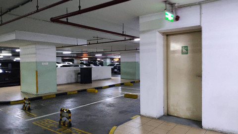 Mobil hitam terkait Harun Masiku sudah tidak ada di parkiran Thamrin Residence Jakarta. Foto: Dok. Istimewa