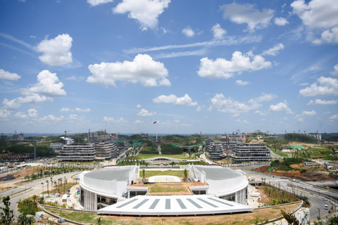 Suasana pembangunan di Kawasan Inti Pusat Pemerintahan (KIPP) terlihat dari Istana Garuda, Ibu Kota Nusantara (IKN), Penajam Paser Utara, Kalimantan Timur, Jumat (13/09/2024). Foto: M Risyal Hidayat/ANTARA FOTO