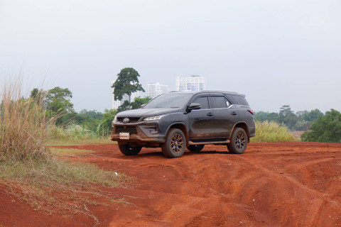 Jajal Toyota Fortuner 2.8 4x4 GR-S di medan off road. Foto: Sena Pratama/kumparan