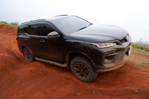 Jajal Toyota Fortuner 2.8 4x4 GR-S di medan off road. Foto: Sena Pratama/kumparan