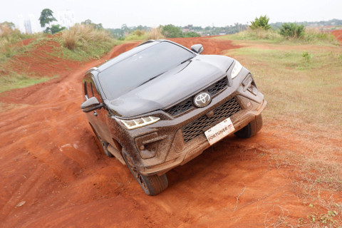 Jajal Toyota Fortuner 2.8 4x4 GR-S di medan off road. Foto: Sena Pratama/kumparan