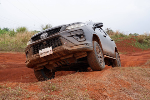 Jajal Toyota Fortuner 2.8 4x4 GR-S di medan off road. Foto: Sena Pratama/kumparan