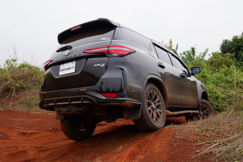 Jajal Toyota Fortuner 2.8 4x4 GR-S di medan off road. Foto: Sena Pratama/kumparan