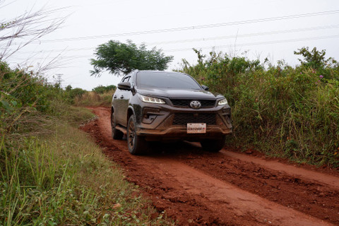 Jajal Toyota Fortuner 2.8 4x4 GR-S di medan off road. Foto: Sena Pratama/kumparan