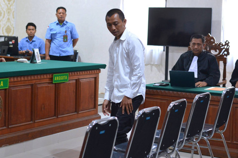 Terdakwa I Nyoman Sukena yang didakwa melakukan tindak pidana karena memelihara Landak Jawa (Hysterix javanica) bersiap menjalani sidang tuntutan di Pengadilan Negeri Denpasar, Bali, Jumat (13/9/2024). Foto: Fikri Yusuf/ANTARA FOTO