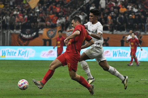 Pesepak bola Persija Jakarta Ondrej Kudela (kiri) berebut bola dengan pesepak bola Persis Solo Ramadhan Sananta (kanan) pada lanjutan Liga 1 di Jakarta Internasional Stadium, Jakarta, Sabtu (24/8/2024). Foto: Fakhri Hermansyah/ANTARA FOTO