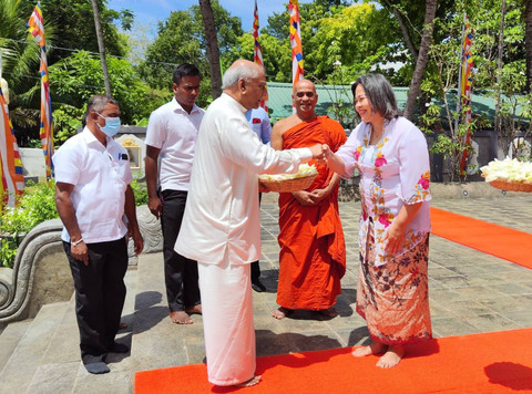 Dubes Indonesia untuk Sri Lanka dan Maladewa, Dewi Gustina Tobing (kanan), menyerahkan Patung Buddha dari Indonesia kepada Perdana Menteri Sri Lanka Dinesh Gunawardena, Kamis (12/9). Foto: Dok. Istimewa
