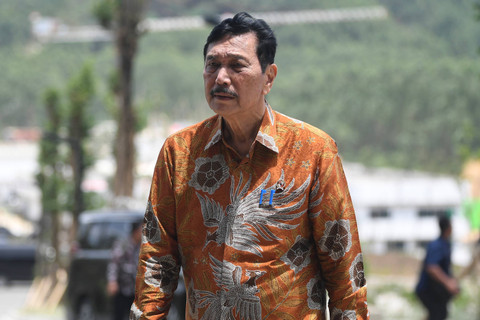 Menko Marves Luhut Binsar Pandjaitan berjalan menuju mobil usai memgikuti sidang kabinet paripurna terakhir di Istana Garuda, Ibu Kota Nusantara (IKN), Penajam Paser Utara, Kalimantan Timur, Jumat (13/09/2024). Foto: M Risyal Hidayat/ANTARA FOTO