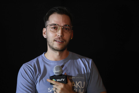 Stefan William menyampaikan keterangan pers saat konferensi pers serial Jangan Salahkan Aku Selingkuh di Jakarta, Jumat, (14/9/2024). Foto: Agus Apriyanto