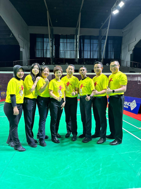 Raventus Pongoh saat bertugas menjadi wasit bulu tangkis BWF. Foto: Dok. Pribadi