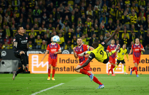 Pemain Borussia Dortmund's Serhou Guirassy melakukan tendangan salto saat berusaha mencetak gol ke gawang FC Heidenhem pada pekan ketiga Bundesliga Jerman di Signal Iduna Park, Dortmund, Jerman, Jumat (13/9/2024). Foto: Thilo Schmuelgen/REUTERS 