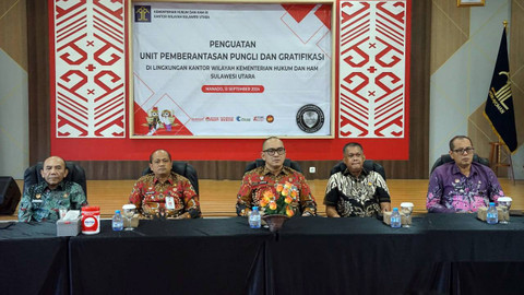 Kepala Kemenkumham Sulawesi Utara, Ronald Lumbuun (tengah), bersama degan narasumber kegiatan penguatan Unit Pemberantasan dan Kemenkumham.