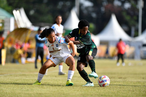 Pemain bola putri Bangka Belitung Firanda menggiring bola dihadang pemain bola putri Papua Pegunungan saat perebutan juara ketiga sepak bola putri PON XXI Aceh-Sumut di Stadion Mini Pancing, Deli Serdang, Sumatera Utara, Sabtu (14/9/2024). Foto: Iggoy el Fitra/Antara Foto