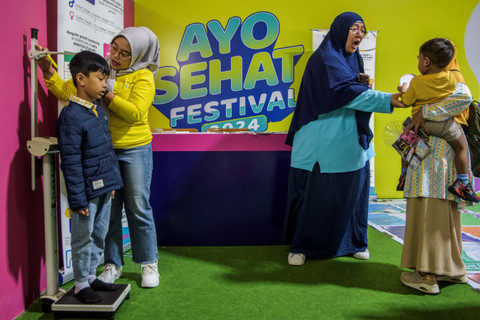 Petugas kesehatan memeriksa kesehatan anak saat Ayo Sehat Festival 2024 di Gedung Sate, Bandung, Jawa Barat, Sabtu (14/9/2024). Foto: Novrian Arbi/ANTARA FOTO