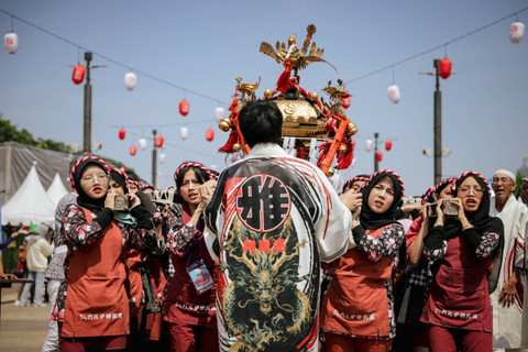 Sejumlah orang dengan pakaian bergaya tradisional Jepang mengikuti Parade Mikoshi pada kegiatan Jak-Japan Matsuri 2024 di kawasan Gelora Bung Karno, Jakarta, Sabtu (14/9/2024). Foto: Jamal Ramadhan/kumparan