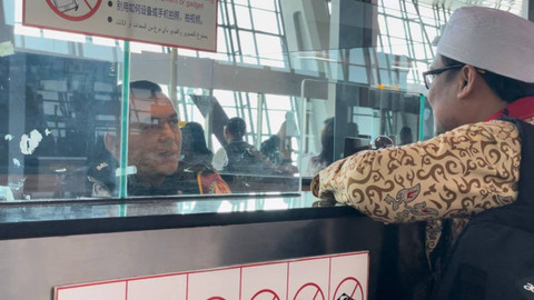 Dirjen Imigrasi Silmy Karim menjaga konter pemeriksaan paspor di Bandara Soekarno Hatta, Tangerang, Banten, Sabtu (14/9/2024). Foto: Muthia/kumparan