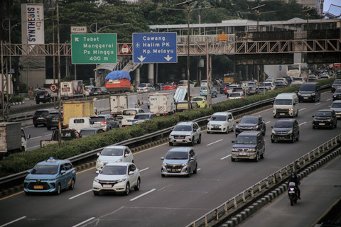 Suasana lalu lintas tol dalam kota di Jalan Gatot Subroto, Jakarta, Sabtu (14/9/2024). Periode libur panjang atau long weekend Maulid Nabi Muhammad Saw terjadi sejak Jumat (13/9) hingga Senin (16/9). Foto: Jamal Ramadhan/kumparan