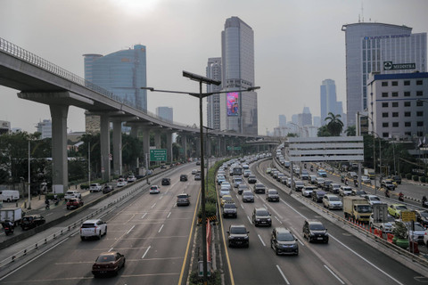 Suasana lalu lintas tol dalam kota di Jalan Gatot Subroto, Jakarta, Sabtu (14/9/2024). Periode libur panjang atau long weekend Maulid Nabi Muhammad Saw terjadi sejak Jumat (13/9) hingga Senin (16/9). Foto: Jamal Ramadhan/kumparan