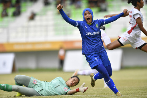 Pesepak bola putri Jawa Barat Rosdilah Siti berselebrasi usai membobol gawang DKI Jakarta saat pertandingan final sepak bola putri PON XXI Aceh-Sumut di Stadion Mini Pancing, Deli Serdang, Sumatera Utara, Sabtu (14/9). Foto: ANTARA FOTO/Iggoy el Fitra