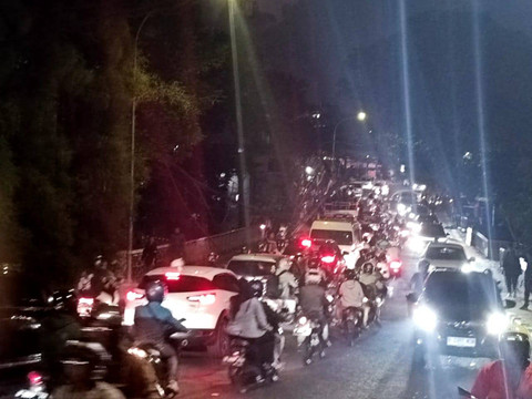 Kemacetan di Jalan Babakan Siliwangi, Kecamatan Coblong, Kota Bandung, imbas longsor yang menyebabkan sejumlah tiang listrik condong ke arah jalan raya, pada Sabtu (14/9). Foto: Robby Bouceu/kumparan