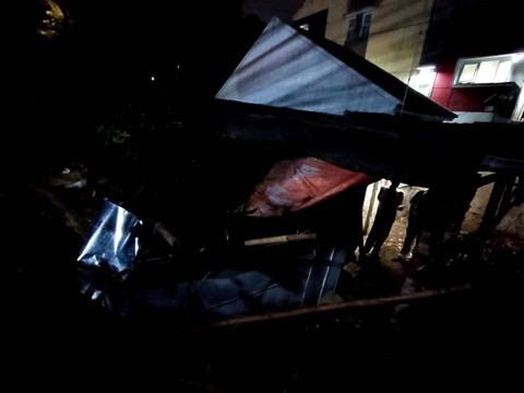 Bagian rumah Agus Arief yang terdampak longsor di Jalan Siliwangi, Kota Bandung, pada Sabtu (14/9). Foto: Robby Bouceu/kumparan