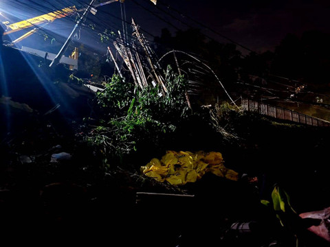 Bagian rumah Agus Arief yang terdampak longsor di Jalan Siliwangi, Kota Bandung, pada Sabtu (14/9). Foto: Robby Bouceu/kumparan