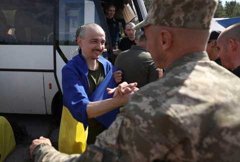 Prajurit Ukraina berpelukan dengan sesama prajurit setelah dibebaskan dari penawanan Rusia di lokasi yang dirahasiakan dekat perbatasan Ukraina-Belarusia, pada 13 September 2024. Foto: Anatolii STEPANOV / AFP