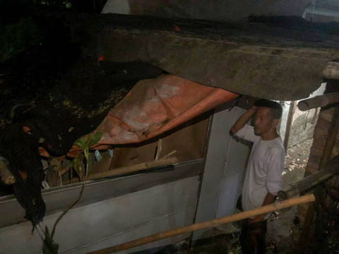 Agus Arief pemilik rumah terdampak longsor di kawasan Babakan Siliwangi, Bandung, Sabtu (14/9). Foto: Robby Bouceu/kumparan