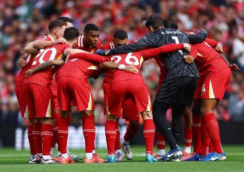 Para pemain Liverpool berkumpul sebelum pertandingan Foto: REUTERS/Molly Darlington