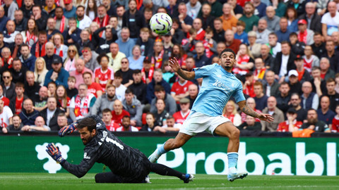 Morgan Gibbs dari Nottingham Forest berhadapan dengan Alisson Becker dari Liverpool dalam Liga Premier. Foto: REUTERS/Molly Darlington