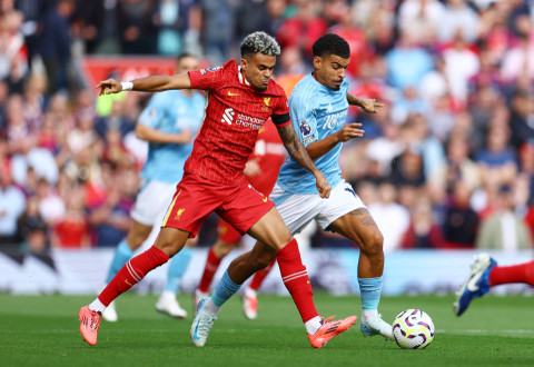 Luis Diaz dari Liverpool berusaha merebut bola dari Morgan Gibbs-White dari Nottingham Forest pada Liga Premier, Sabtu (14/9). Foto: REUTERS