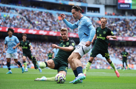 Jack Grealish dari Manchester City beraksi dengan Kristoffer Ajer dari Brentford pada Liga Premier - Manchester City v Brentford - Stadion Etihad, Manchester, Inggris - 14 September 2024. Foto: REUTERS/Phil Noble