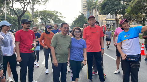 Bacagub Jakarta, Pramono Anung, saat tiba berolahraga di Hari Bebas Kendaraan Bermotor (HBKB) atau car free day (CFD), di kawasan Senayan, Jakarta Selatan, Minggu (15/9/2024). Foto: Fadhil Pramudya/kumparan