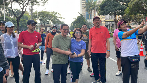 Bacagub Jakarta, Pramono Anung, saat tiba berolahraga di Hari Bebas Kendaraan Bermotor (HBKB) atau car free day (CFD), di kawasan Senayan, Jakarta Selatan, Minggu (15/9/2024). Foto: Fadhil Pramudya/kumparan