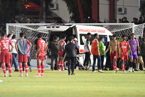 Mobil ambulance mengevakuasi wasit yang dipukul saat pertandingan babak 8 besar sepak bola putra antara Aceh melawan Sulteng pada PON XXI Aceh-Sumut 2024 di Stadion H Dimurthala, Banda Aceh, Aceh, Sabtu (14/9/2024). Foto: Adeng Bustomi/ANTARA FOTO 