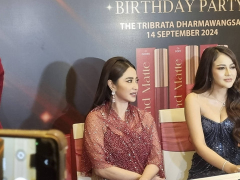 Dewi Perssik Terima Hadiah Gaun Senilai Ratusan Juta dari Penggemar. Foto: Aprilandika Pratama/kumparan