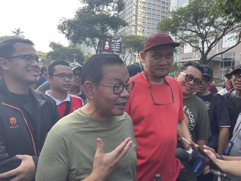 Bacagub Jakarta, Pramono Anung (kiri), ditemani oleh Ketua Tim Pemenangan Pramono-Rano, Cak Lontong (kanan), saat diwawancarai wartawan di FX Sudirman, Jakarta Pusat, Minggu (15/9/2024). Foto: Fadhil Pramudya/kumparan