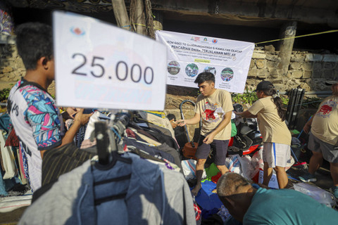 Pengunjung melewati pedagang yang menjajakan dagangannya di kawasan Jalan Blora dekat Car Free Day (CFD) Sudirman, Jakarta, Minggu (15/9/2024). Foto: Iqbal Firdaus/kumparan