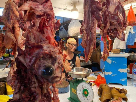 Salah satu pedagang daging di Pasar Flamboyan Pontianak. Pemkot Pontianak akan tindak tegas pedagang yang masih belum mau membayar tunggakan sewa kios mereka. Foto: Dok. Hi!Pontianak