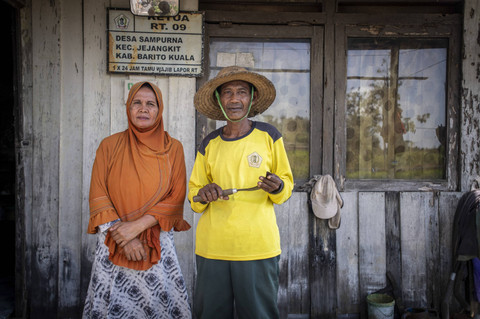 Petani padi apung Suparlan bersama istri berpose di depan rumah di Desa Sampurna, Kabupaten Barito Kuala, Kalimantan Selatan. Foto: Bayu Pratama S/ANTARA FOTO