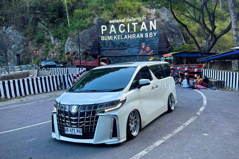 Toyota Alphard milik Jati Wahyu Aji yang dijadikan mobil untuk towing motor. Foto: Aji VAS