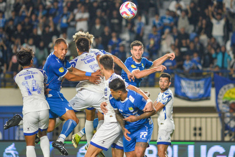 Pemain Persib Bandung Gustavo Franca berebut bola dengan pemain PSIS Semarang Joao Ferrari pada pertandingan Liga 1 di Stadion Si Jalak Harupat, Bandung, Minggu (15/9/2024). Foto: Raisan Al Farisi/ANTARA FOTO