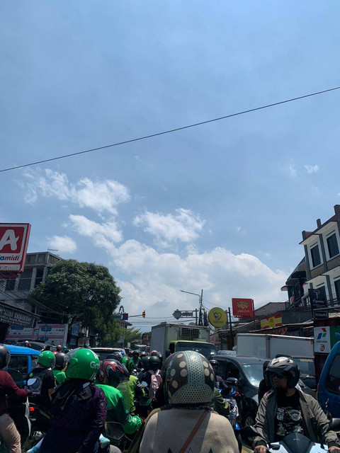 Pukul 12.50 WIB, lalu lintas arah Puncak lumpuh, Senin (16/9/2024).  Foto: Mirsan/kumparan