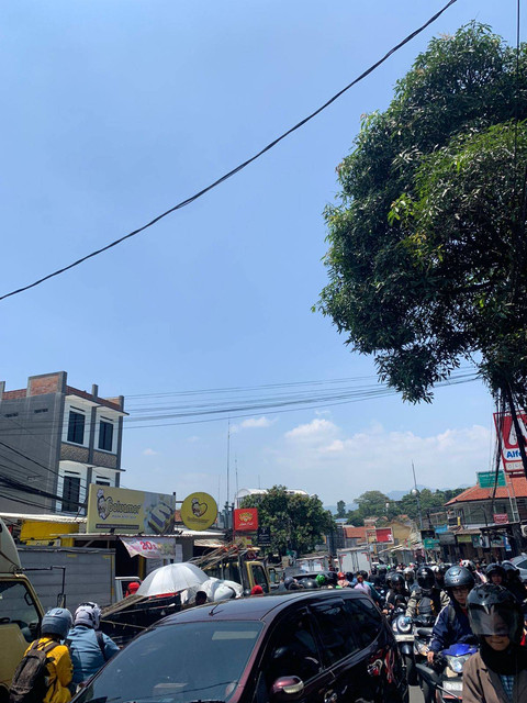 Pukul 12.50 WIB, lalu lintas arah Puncak lumpuh, Senin (16/9/2024).  Foto: Mirsan/kumparan