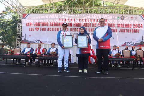 Penyerahan Rekor MURI Pemeriksaan Tekanan Darah dengan Peserta Terbanyak kepada Prof. dr. M. Saifur Rohman, SpJP (K), Ph.D, FIHA. (kiri), dr. Novi Kurnianingsih SpJP (K). Foto : Aisyah Nawangsari Putri