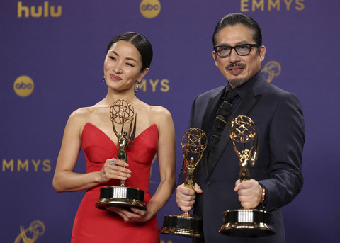 Anna Sawai bersama Hiroyuki Sanada, Aktor Utama Terbaik dalam Serial Drama untuk serial "Shogun" berpose dalam acara Primetime Emmy Awards ke-76 di Los Angeles, California, A.S, Minggu (15/9/2024). Foto: Mike Blake/REUTERS 
