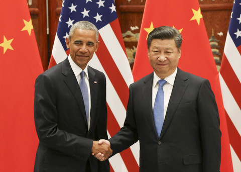 Presiden AS Barack Obama dan Presiden China Xi Jinping berjabat tangan saat pertemuan mereka menjelang KTT G20 di West Lake State Guest House di Hangzhou, Tiongkok (3/9/2016). Foto: How Hwee Young Pool via REUTERS